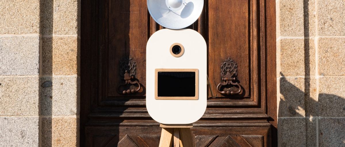 La borne photo devant la porte en bois d'un château