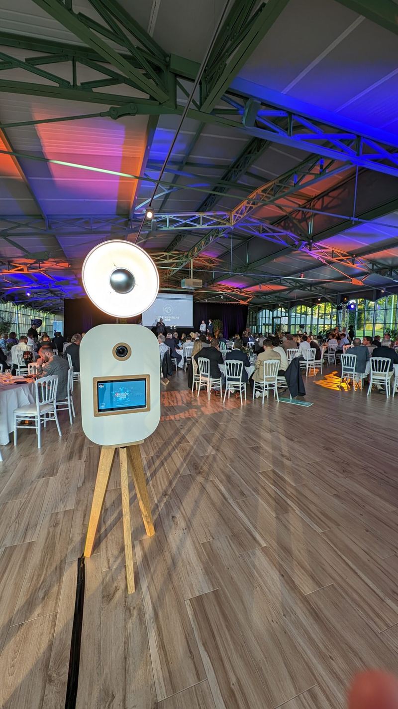 La borne photo dans une grande salle de réception d'entreprise