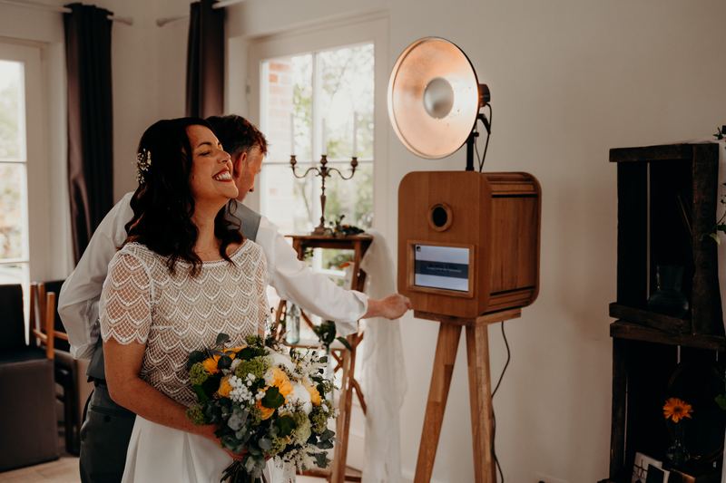 Les mariés devant la borne, au moment de la photo