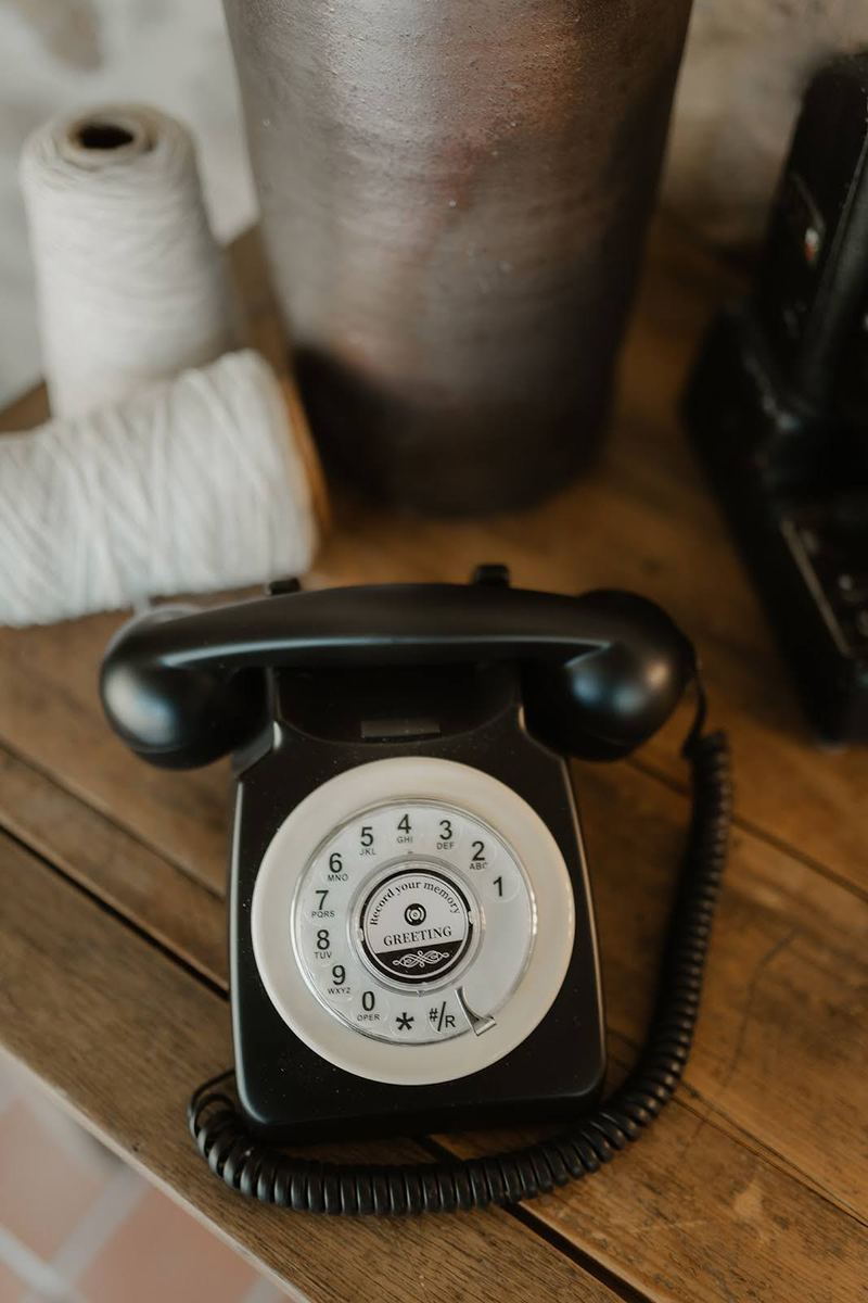 Le téléphone vintage noir du livre d'or audio, posé sur une table en bois